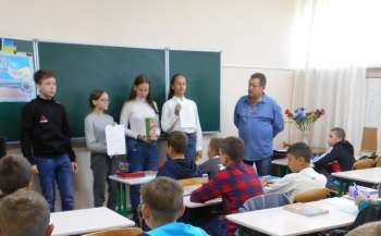 Зараз я мешкаю в Дніпрі та вчу онлайн учнів своєї Гуляйпільської школи, - викладач географії Євгеній Крутько Зараз я мешкаю в Дніпрі та вчу онлайн учнів своєї Гуляйпільської школи, - викладач географії Євгеній Крутько