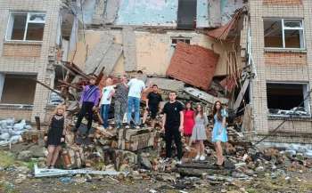 Танці на руїнах, у час тривоги, зі сльозами на очах: як учні в Україні прощалися зі школою 2023 