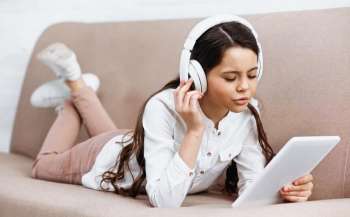 «Вчимося вухами»: для учнів 10 класу з’явилися аудіоуроки з української літератури