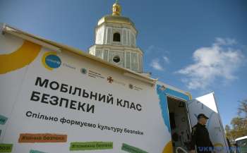 МВС передали 15 мобільних «класів безпеки», які працюватимуть з дітьми на прифронтових та деокупованих регіонах