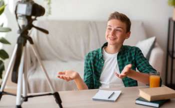 Учнів запрошують взяти участь у всеукраїнському конкурсі учнівських відеосюжетів «Репортер»