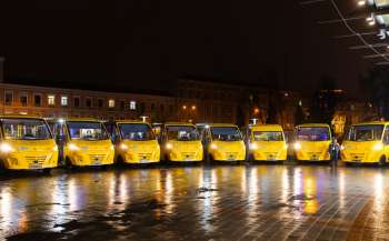 Громади отримали від Європейського Союзу понад 370 автобусів для українських дітей 