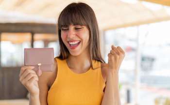 Освітянам планують підвищити зарплату на 21% у 2024 році