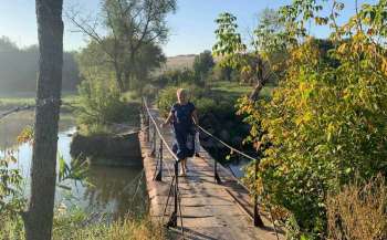 Поки в нас є дах над головою, ми живемо тут і пристосовуємося до цієї ситуації - розповідає вчителька з прифронтової зони