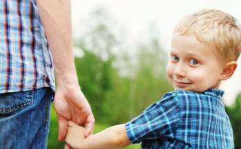 Які теми краще обговорювати татові з дитиною, якщо зараз він далеко від неї 