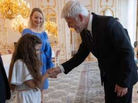 Президент Чехії зустрівся з українською школяркою, яка постраждала від булінгу у чеській школі