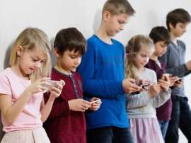 У школах Британії заборонили використовувати телефони під час навчання