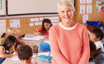 Як вчителю-пенсіонеру не втратити нарахування за відпустку, якщо договір укладений до червня?