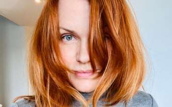 Там в молодших класах - є хороша молода вчителька. Тільки колеги вважають її дурненькою - Галина Сергеєва