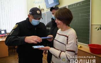 У школах Тернополя поліцейські перевіряють ковід-сертифікати