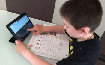 Українські першокласники отримали планшети для навчання